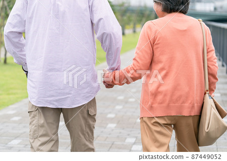 資深夫婦走回視圖 資深夫婦走回視圖 87449052