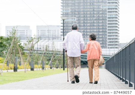 Senior couple walk back view 87449057