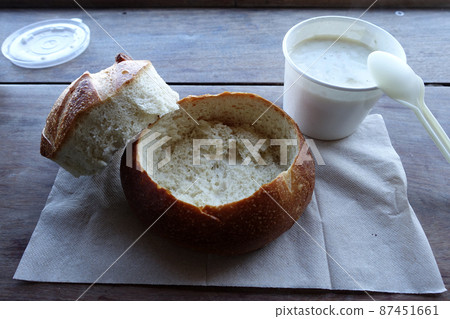 Before putting San Francisco's famous clam chowder in a bread hollow Before putting San Francisco's famous clam chowder in a bread hollow 87451661