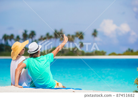 Young couple on white beach during summer vacation. 87451682