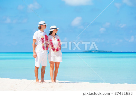 Young couple on white beach during summer vacation. 87451683