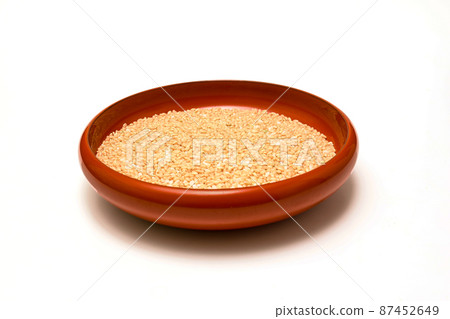 朱紅色碗中的糙米 87452649