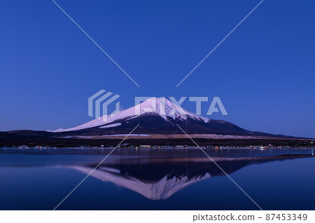 (Yamanashi Prefecture) Upside down Mt. Fuji reflected in Lake Yamanaka, dawn (Yamanashi Prefecture) Upside down Mt. Fuji reflected in Lake Yamanaka, dawn 87453349