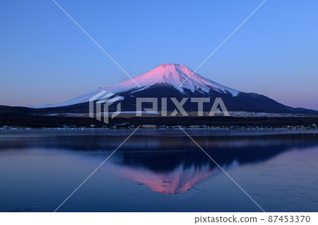 （山梨縣）清晨湖畔山中，顛倒日出紅富士 87453370