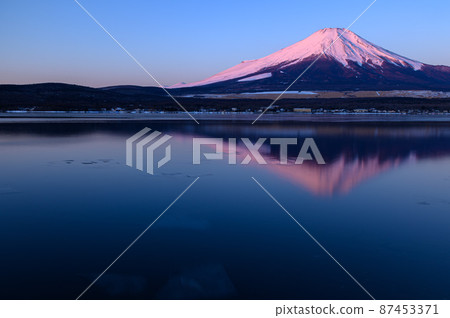 (Yamanashi Prefecture) Early morning lakeside Yamanaka, upside down sunrise red Fuji 87453371