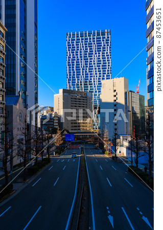 青山通和澀谷溪流,東京清晨澀谷站東口的城市景觀 青山通和澀谷溪流,東京清晨澀谷站東口的城市景觀 87453651