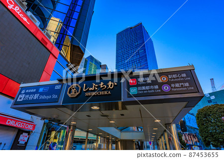 澀谷東京都市風景在清早,地下購物中心的入口 澀谷東京都市風景在清早,地下購物中心的入口 87453655