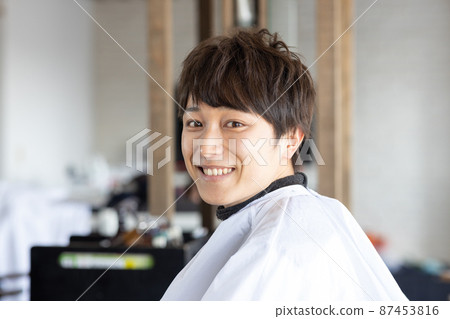 在理髮店理髮的男人 87453816