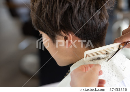 在理髮店理髮的男人 87453856