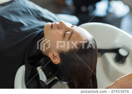 Woman having shampoo at a beauty salon Woman having shampoo at a beauty salon 87453978