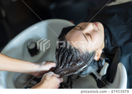 有的婦女香波在美容院 87453979
