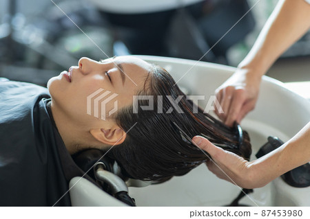 有的婦女香波在美容院 有的婦女香波在美容院 87453980
