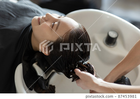 有的婦女香波在美容院 87453981