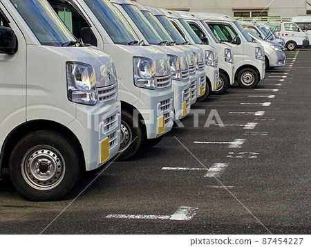輕型汽車停車場 87454227