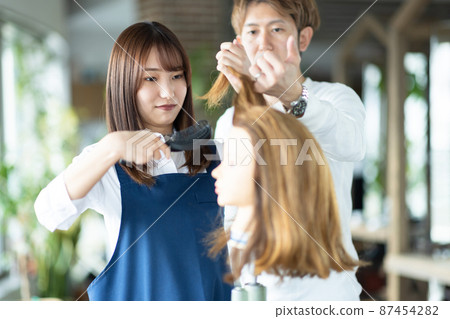 練習理髮的女性 87454282