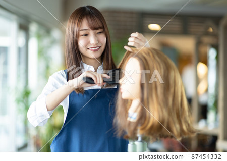 練習理髮的女性 87454332