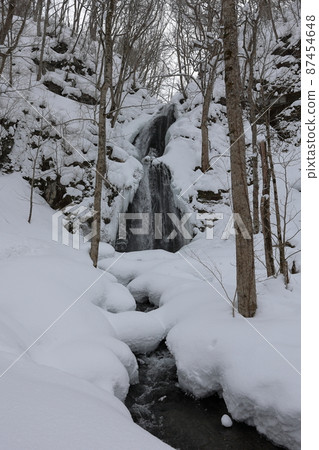 Winter scenery of Kumoi no Taki (Oirase Gorge, Aomori Prefecture) 87454648