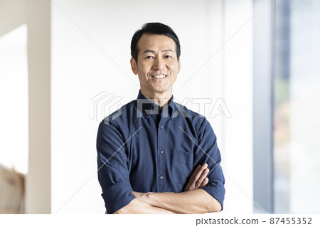 A man in his late 50s smiling looking at the camera, shooting cooperation "LINK FOREST" 87455352