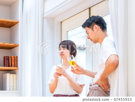 Couple talking in a glass Couple talking in a glass 87455933