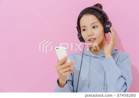Women in their 20s listening to music 87456260