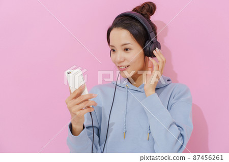Women in their 20s listening to music Women in their 20s listening to music 87456261
