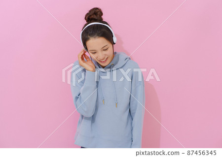 Women in their 20s listening to music 87456345