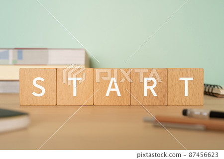 Image of study start | Building blocks, reference books, notebooks, pens with "START" written on them 87456623
