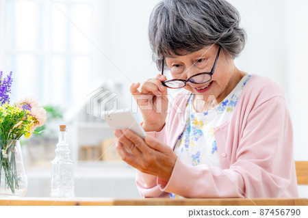 戴老花鏡的高級女性 87456790