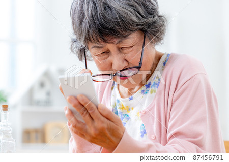 戴老花鏡的高級女性 87456791