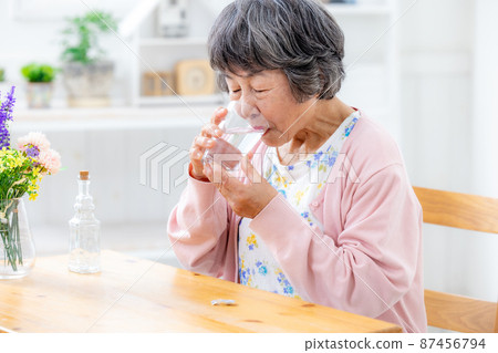 喝奶藥的奶奶 87456794