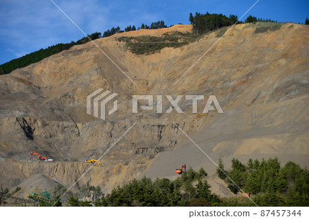 Heavy equipment working at the quarry in Barras 87457344