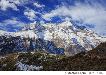 尼泊爾珠穆朗瑪峰公路晨光中的Conde Li 87457402