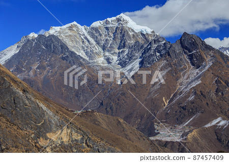 從尼泊爾珠穆朗瑪峰高速公路上珠穆朗瑪峰景觀酒店的露台上看到的 Tauche 87457409