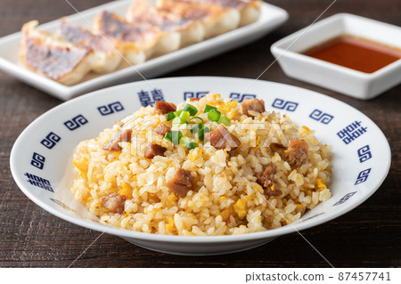 Para, 蓬鬆, 濕潤的炒飯和餃子套餐 87457741