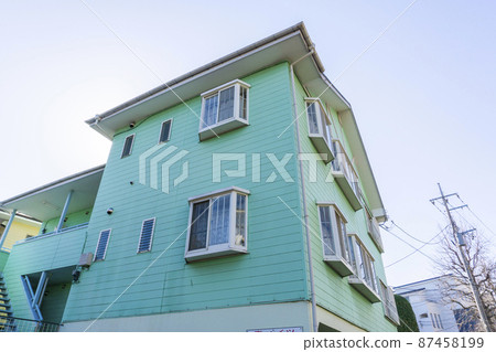 Old dilapidated two-story apartment_01 87458199