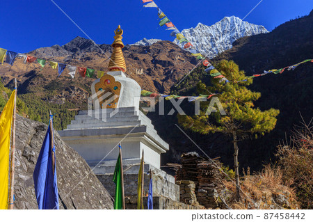尼泊爾珠穆朗瑪峰公路上的 Tarcho 和 Chorten 尼泊爾珠穆朗瑪峰公路上的 Tarcho 和 Chorten 87458442