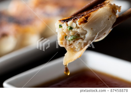 有大量肉汁的餃子 87458878