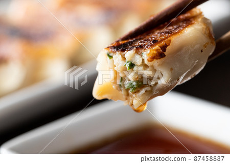 有大量肉汁的餃子 87458887