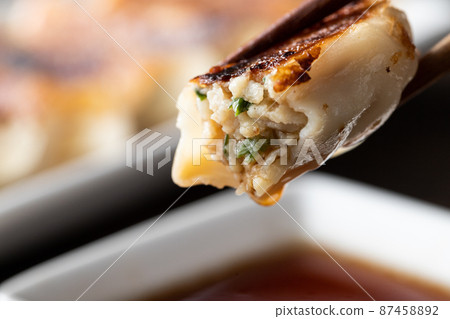有大量肉汁的餃子 87458892