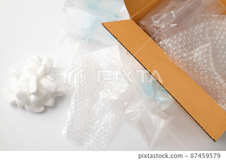 緩衝材料和紙箱 | 白色背景 87459579