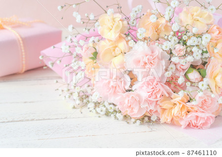 一束淡粉色和橙色康乃馨和禮盒 87461110