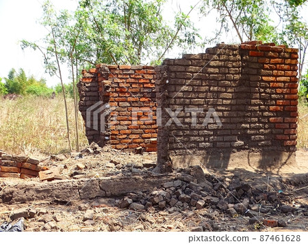 Everyday scenery of Malawi and Zomba in Africa (broken private house) 87461628