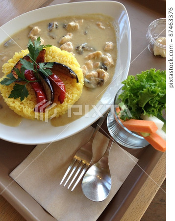 在伊香保綠色木條吃的辣椒咖哩和旁邊粘著的蔬菜棒的照片。 87463376