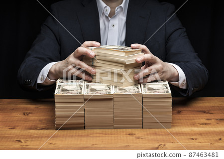 一大堆鈔票和男人 87463481