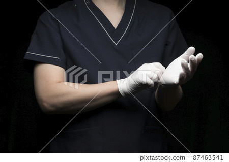 男醫生舉手(手勢) 男醫生舉手(手勢) 87463541