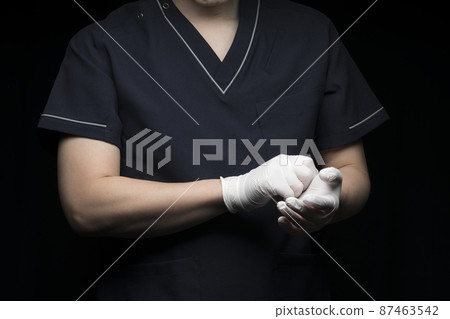 男醫生舉手(手勢) 男醫生舉手(手勢) 87463542