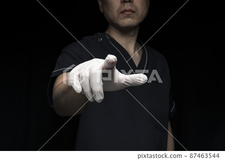 男醫生舉手(手勢) 男醫生舉手(手勢) 87463544