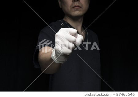 男醫生舉手(手勢) 男醫生舉手(手勢) 87463546