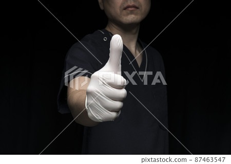 男醫生舉手(手勢) 男醫生舉手(手勢) 87463547