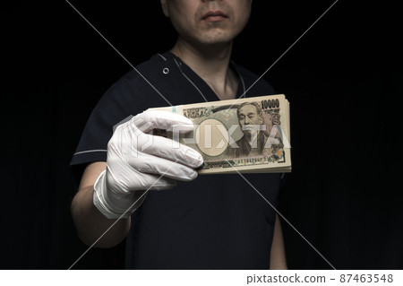拿著一沓賬單的男醫生 拿著一沓賬單的男醫生 87463548